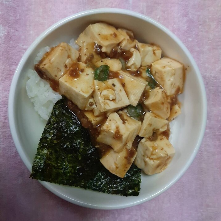 韓国のりをのせた麻婆豆腐丼